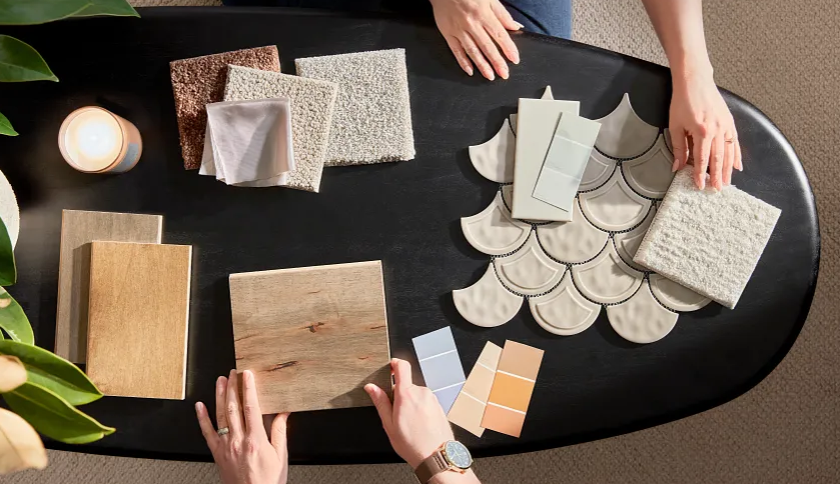 651 Carpets+ flooring expert with samples at a home consultation